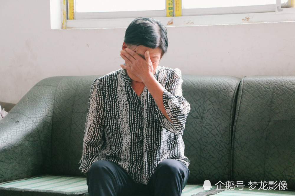 8个月孕妈奔来医院和丈夫合拍大肚照:为了孩子