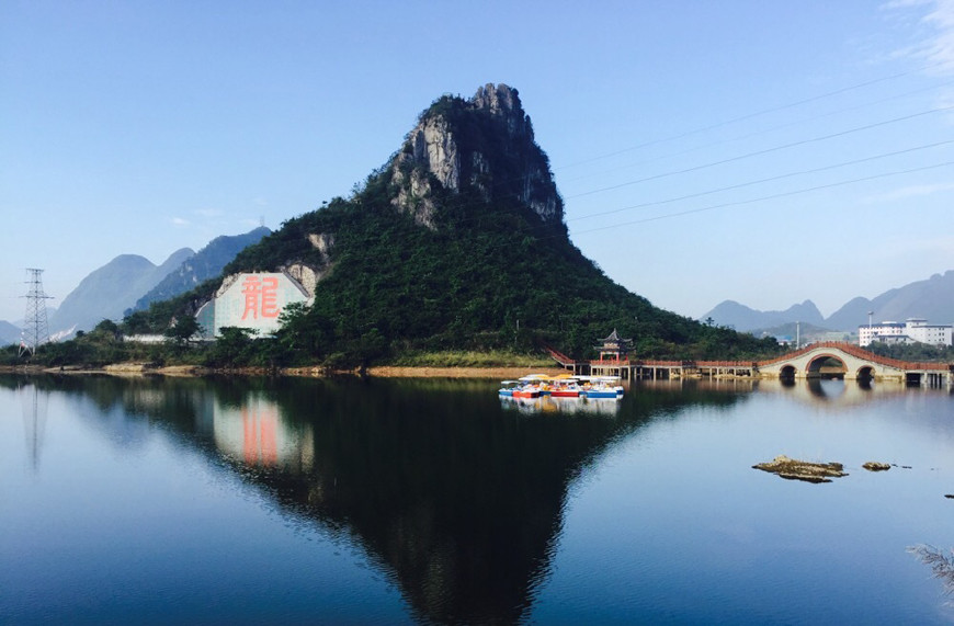会发现最东边的县是罗城县(全称罗城仫佬族自治县),它和广西第二大