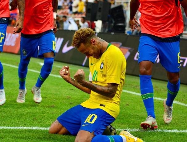 超越贝利!内马尔解锁个人新成就 被侵犯8次都不翻滚