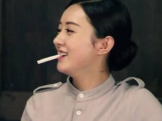 女星抽烟的样子:赵丽颖调皮,马伊琍像男人,杨颖真社会