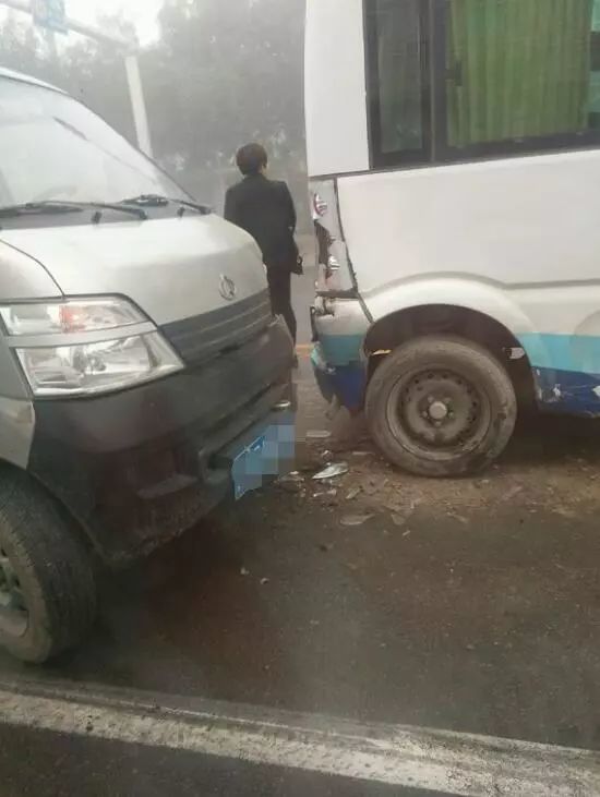 今天上午隆尧一辆小货车追尾公交车!