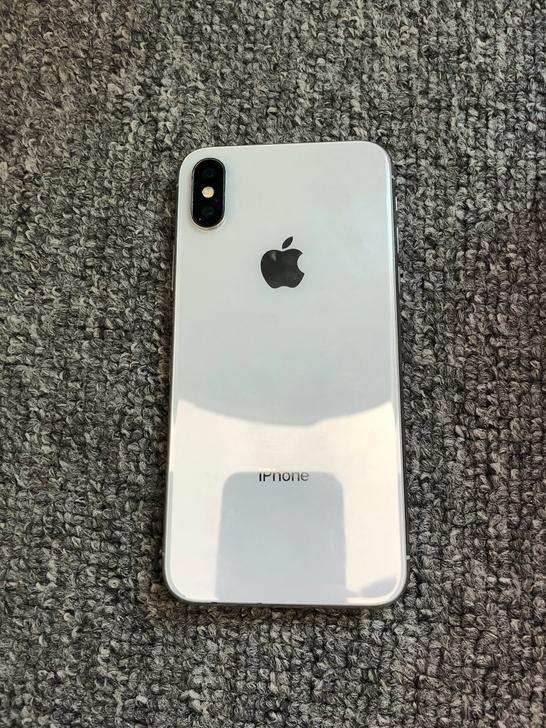 这是一款银色的iphone x,背面成色很棒,没有碎痕,磕碰;加上是玻璃机身