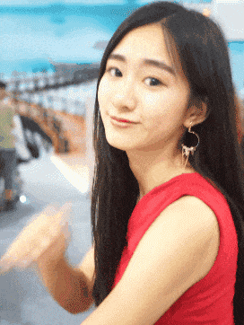 姑娘这件衣服的设计师太坑了,冬天穿上冷,夏天穿上热