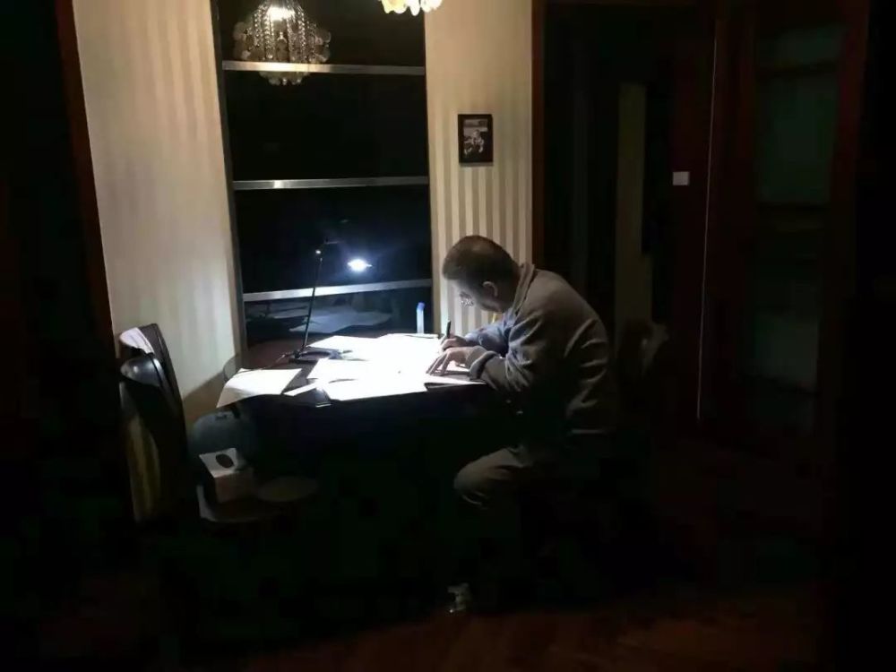 朱刚在家中加班至凌晨