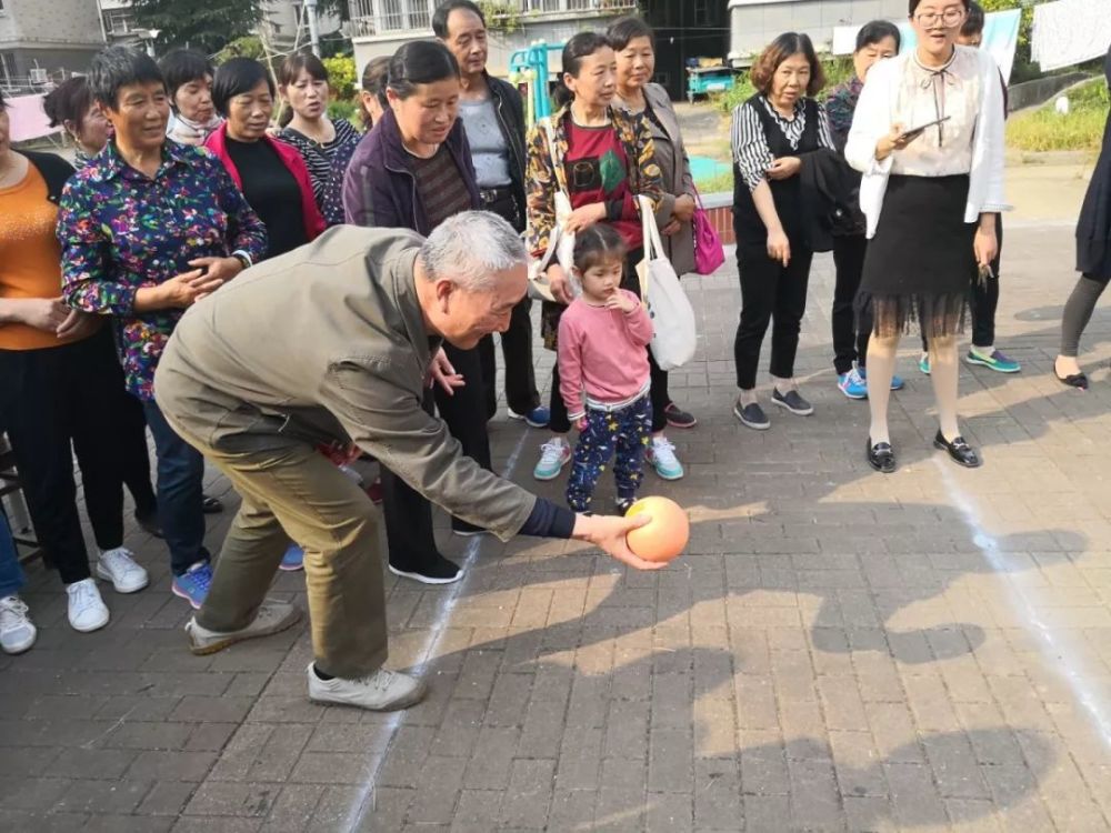 观梅社区重阳节开展老年人趣味运动会