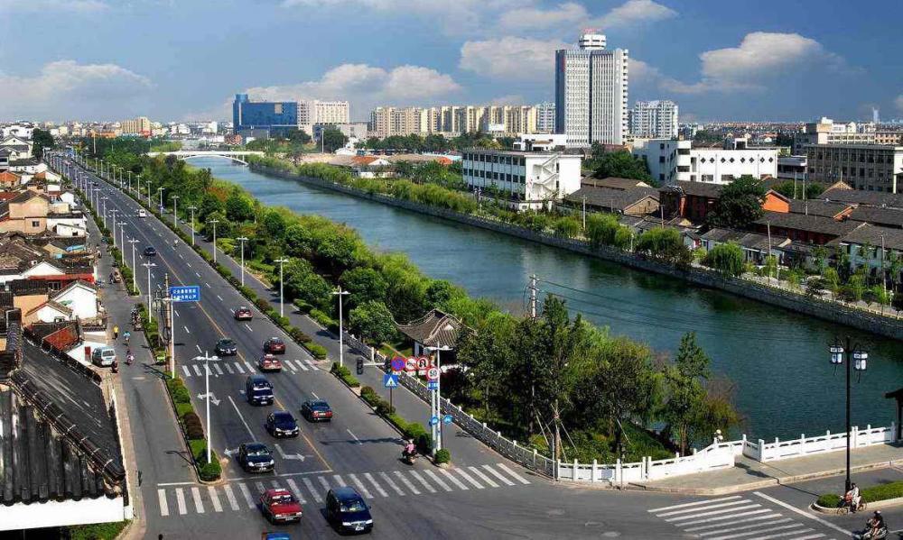 图为江苏省扬州市的城市全景,该市的城市面积为6678平方公里,总人口为