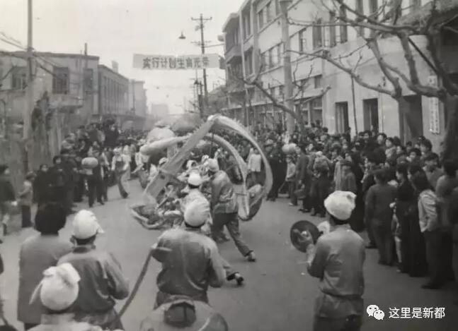 温馨 一张老照片讲述了新都40年巨变,找回了失散多年的闺蜜