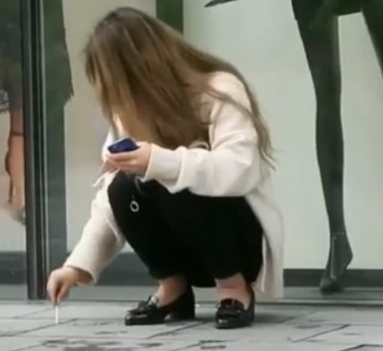 抖音"吸烟小女孩"走红,吸烟背后的故事,网友:请爱惜自己!