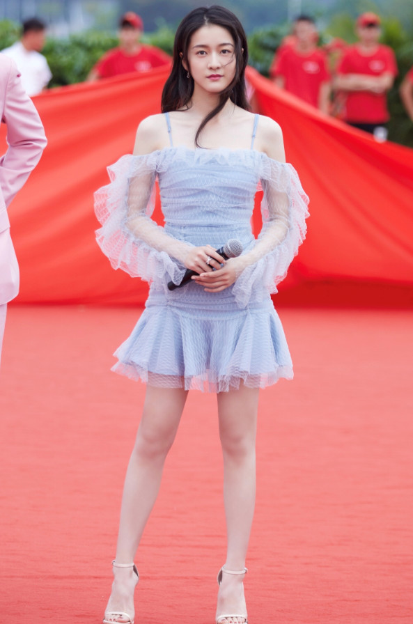 穿了这件"梯田裙",张雪迎你就真的像一米六的人了,意不意外?
