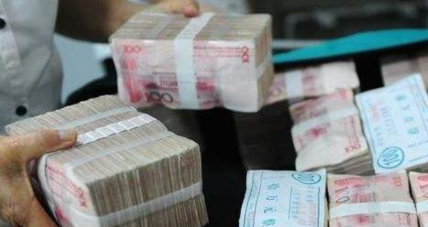 假如一个人在银行存有一亿元,靠吃利息过日子能行吗?