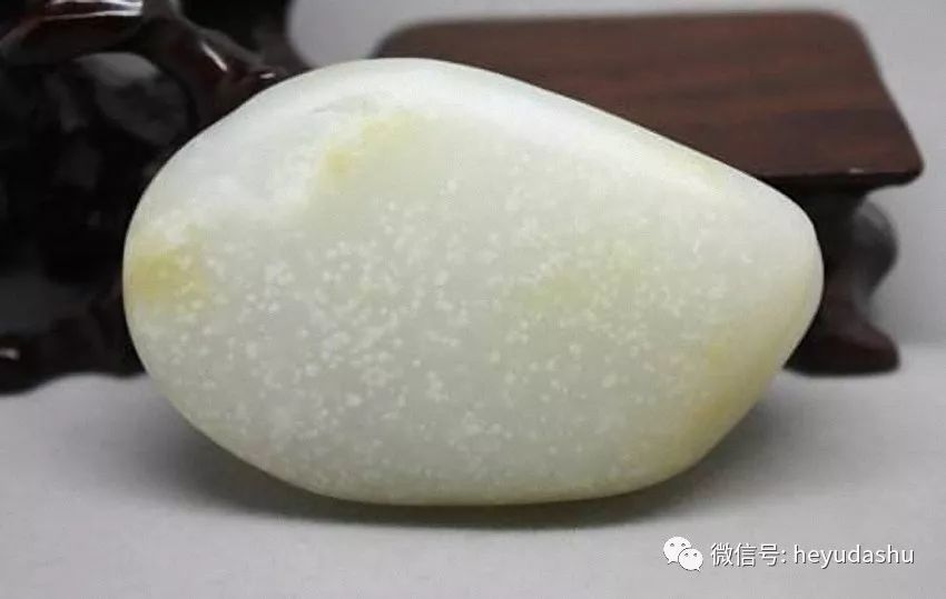 《 风雪夜归人》(见下图),以一块布满棉点的白玉籽料为原料,利用其中