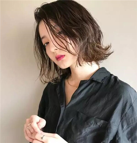 对于微胖的小仙女来说,也完全可以驾驭住外翻短发.