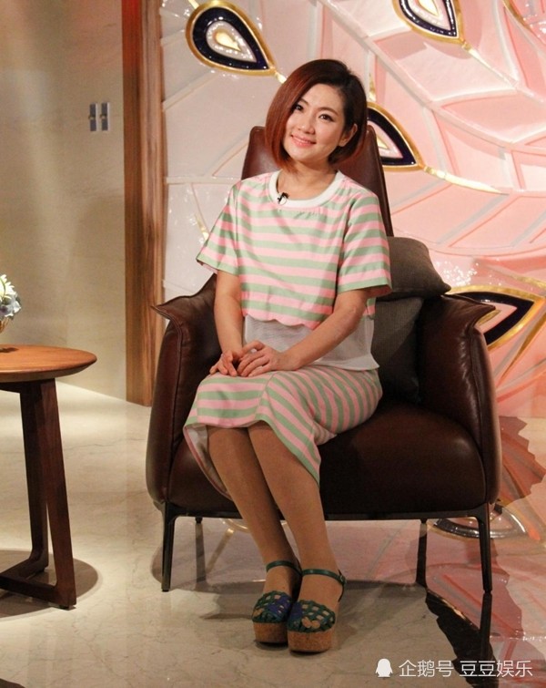 任家萱解约后首现身,暗黑妆容气场强,大腿红肿手臂伤疤明显