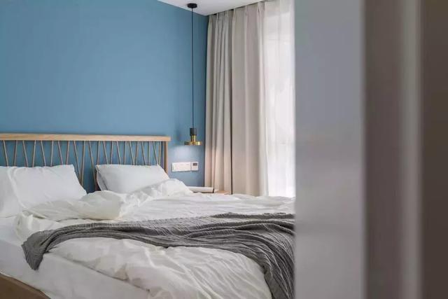 色调偏深的雾霾蓝背景墙,营造出舒适放松的就寝氛围.