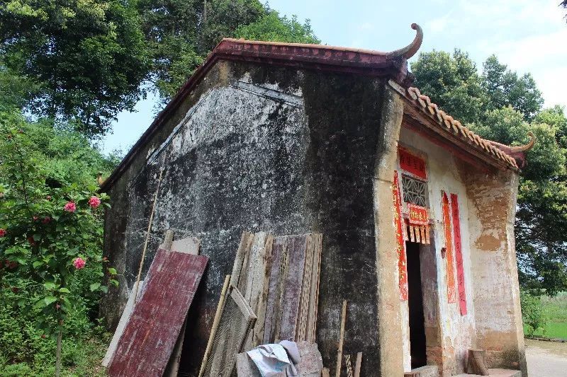 群山间风景清幽,林中建有将军庙