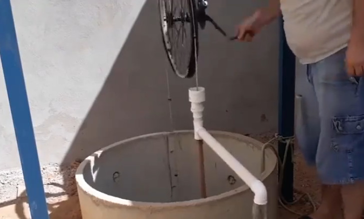 农村大叔自制自行车抽水神泵,不耗油不用电就能出水50