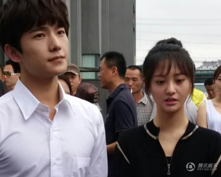 男帅女靓,郑爽杨洋现身新剧开机仪式_学生时代