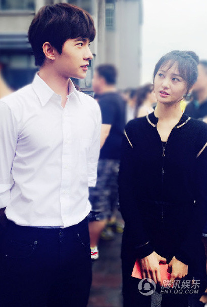 男帅女靓,郑爽杨洋现身新剧开机仪式_学生时代