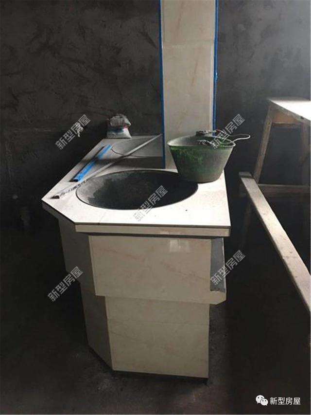 四川农村小伙自建房,找泥水匠600元砌了个柴火灶,手艺