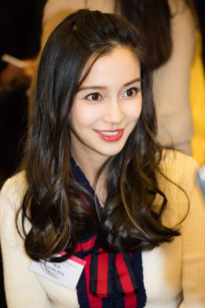 因为baby有四分之一德国血统 大眼睛,高鼻梁,鹅蛋脸 这些美女的"标配