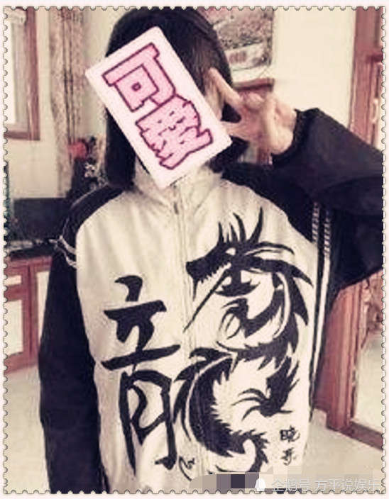"超屌"的00后校服涂鸦,图一太霸气,最后一个独特的秀恩爱