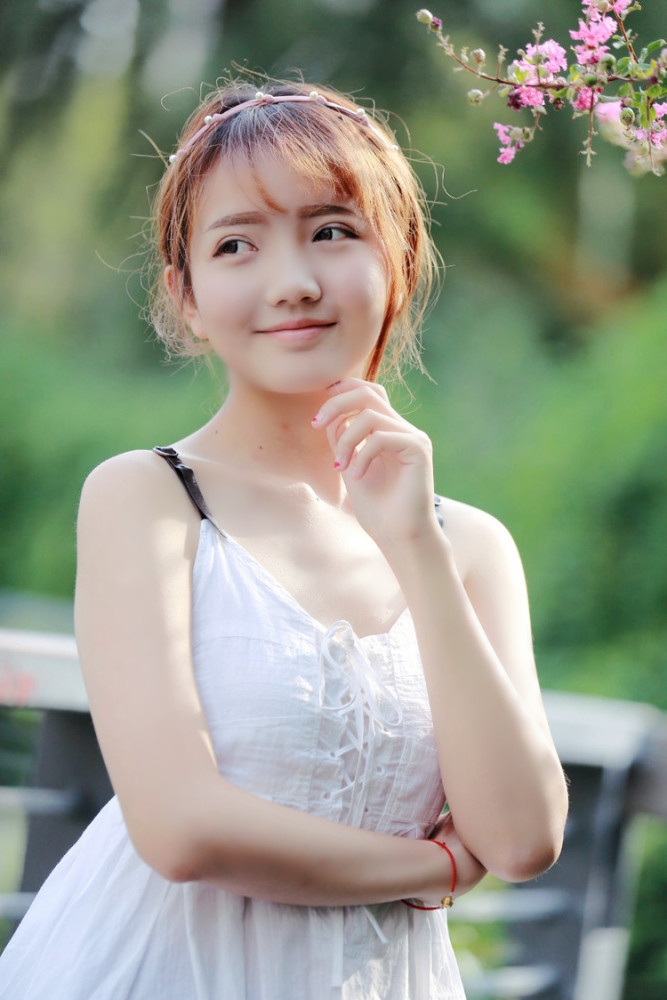 美景阳光下一个清甜可爱的美裙姑娘