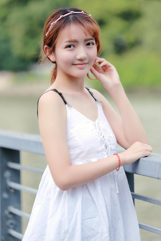 人像摄影(笑容满面的清新美丽白裙姑娘)