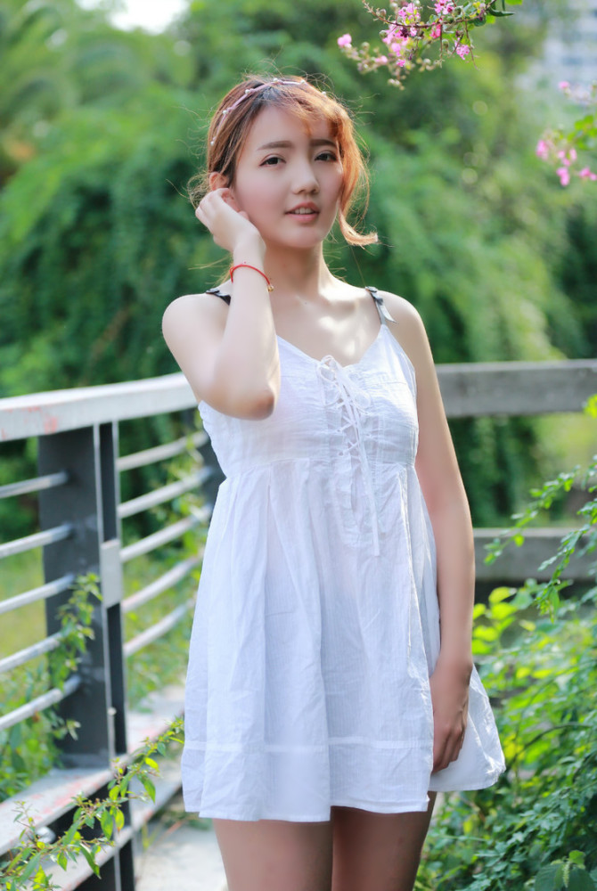 人像摄影(笑容满面的清新美丽白裙姑娘)