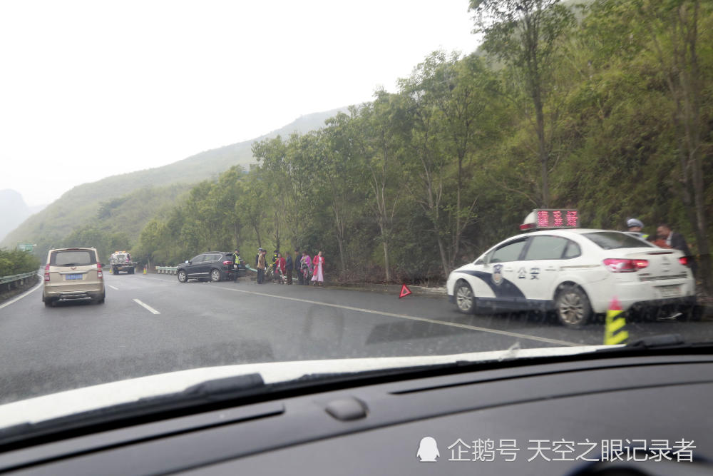 雨天路滑高速路上开慢一点,小心!不然有你好受的!不信