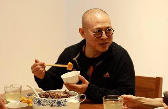 55岁李连杰近况曝光,脸上红润精神好,一桌饭菜暴露真实人品!