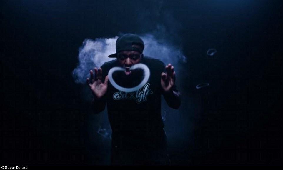 电子烟高手花式吐烟圈 网友直呼逆天