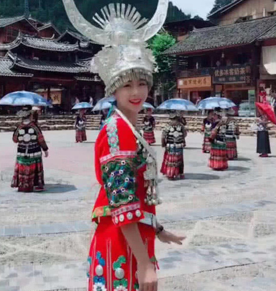 抖音又火了一位妹子,一身民族服饰穿在身,网友:"重量级"女神