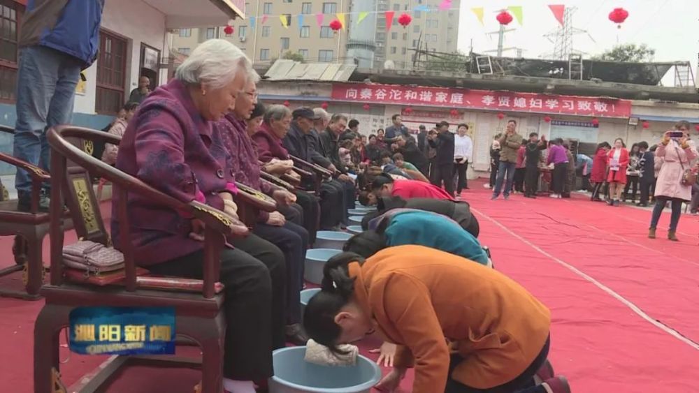 现场的子女们双膝跪地亲手为父母洗脚,向父母行跪拜礼,感恩父母的养育