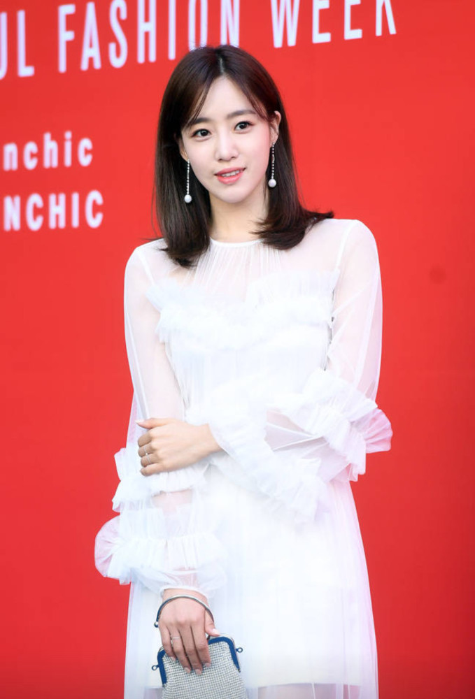 克拉拉徐贤郑恩地咸恩静亮相首尔时装周 女星