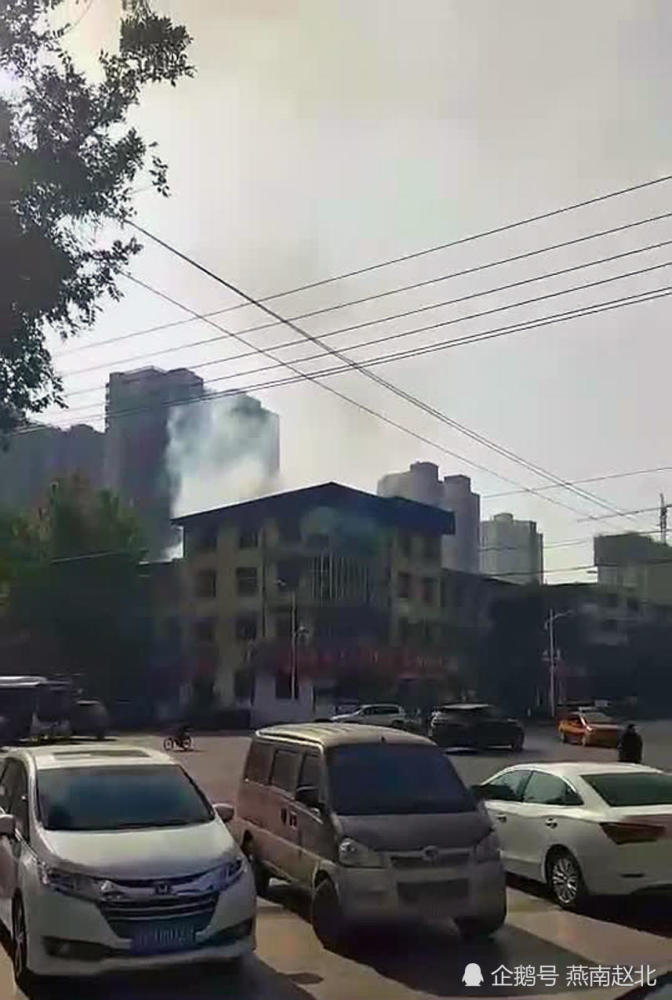 安国市一栋闲置办公楼发生爆燃