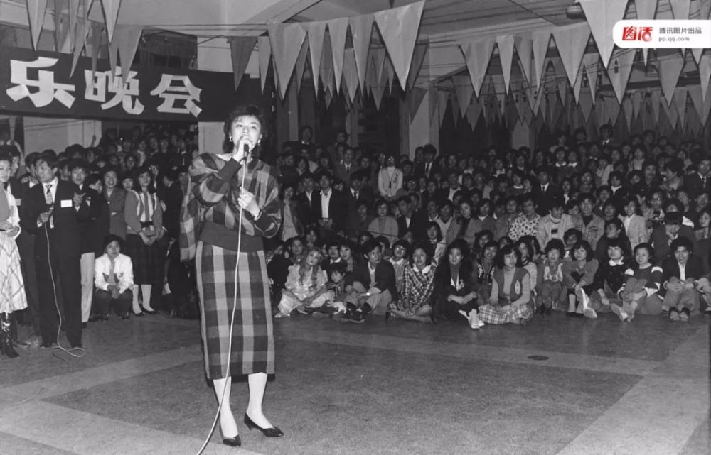 (1985年,首届"羊城青春美大赛"的女子冠军谢若绮在联欢会现场.