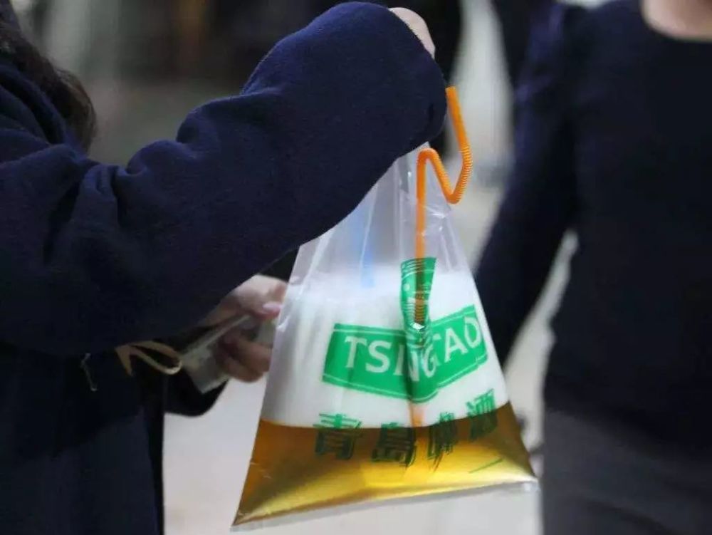 袋装青岛啤酒