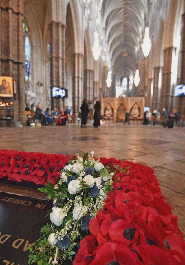10月13 尤金妮公主婚礼花束安置在威斯敏斯特大教堂勇士的坟墓上 看点快报