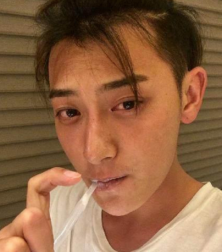 一直觉得黄子韬的眼妆太浓,看了他没化妆的样子,才知道原来他是自带