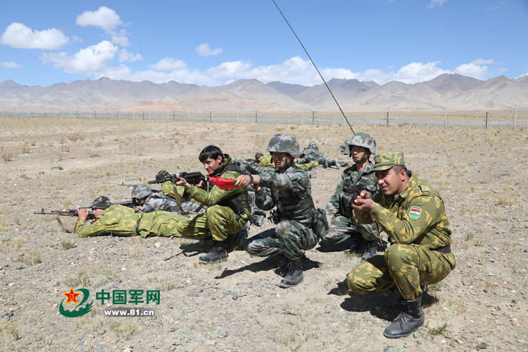 中塔边防官兵联合巡逻度中秋