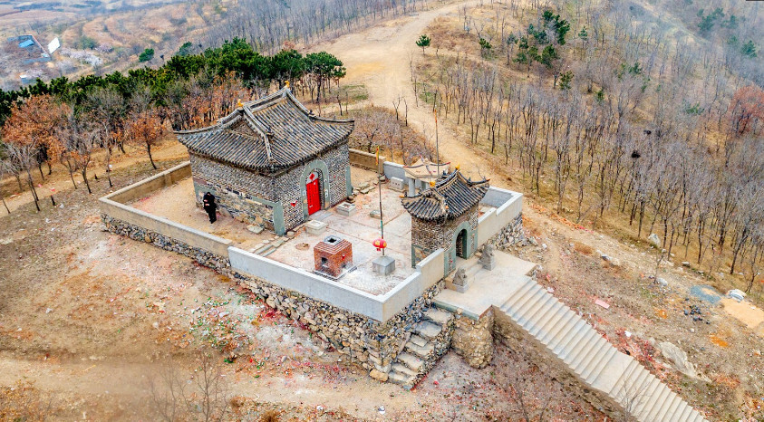 无人机航拍山顶小庙,意外拍下一堆情侣在一起,有点尴尬!