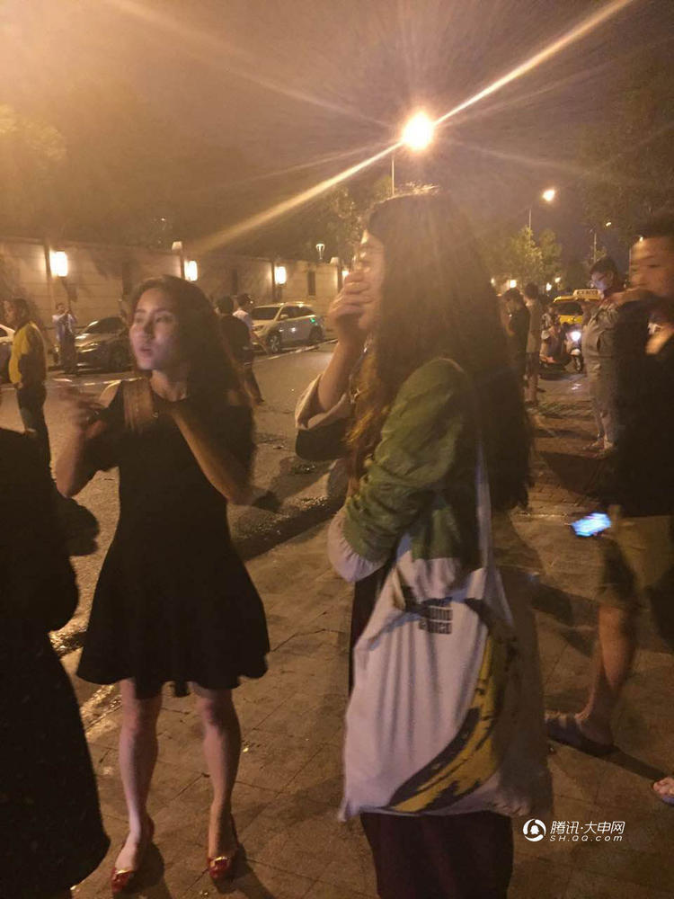 乔任梁粉丝赴住宅区悼念 殡仪车进出