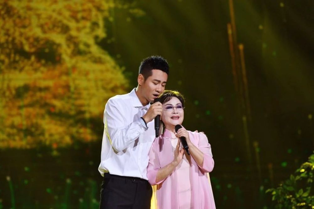 丹东籍音乐人徐子崴与李谷一共诉感人至深的"母子情"