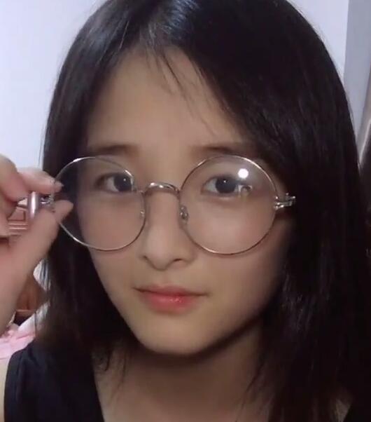 而且发现戴眼镜真的影响颜值,眼睛似乎也会变形.