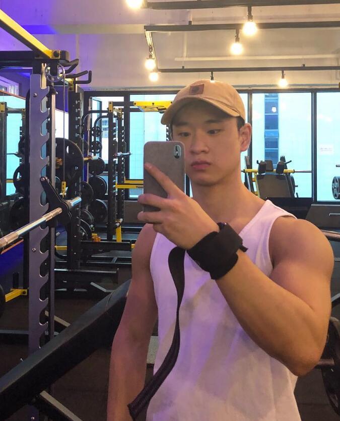 19岁小鲜肉,长相可爱又帅气,健身后练出完美身材,却喜欢同性