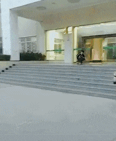 穿旗袍的妹子,虽然是末班车,你也不能在椅子上这样占座位啊