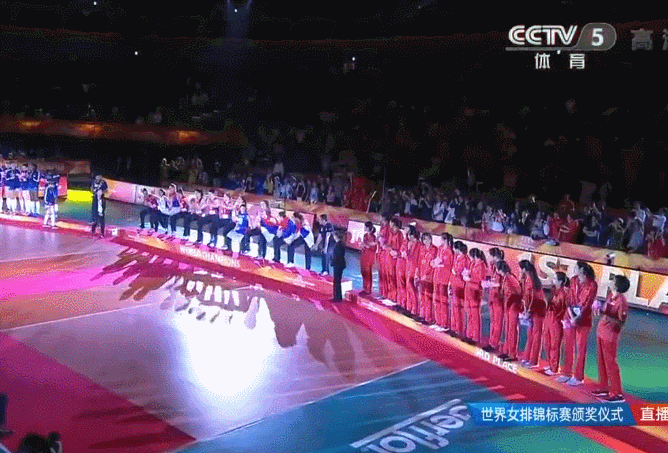 又现抖腿杀!塞尔维亚是有多崇拜中国女排,连领奖动作都要模仿