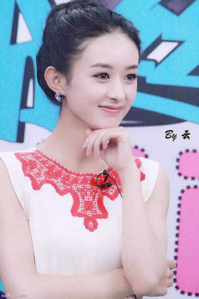 赵丽颖全家福曝光,母亲貌美好基因,而网友注意力更多在弟弟身上