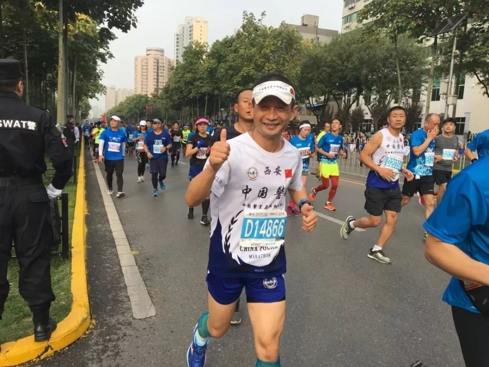 他们是来自全国各地警队的马拉松爱好者,今天600多名警察马拉松选手