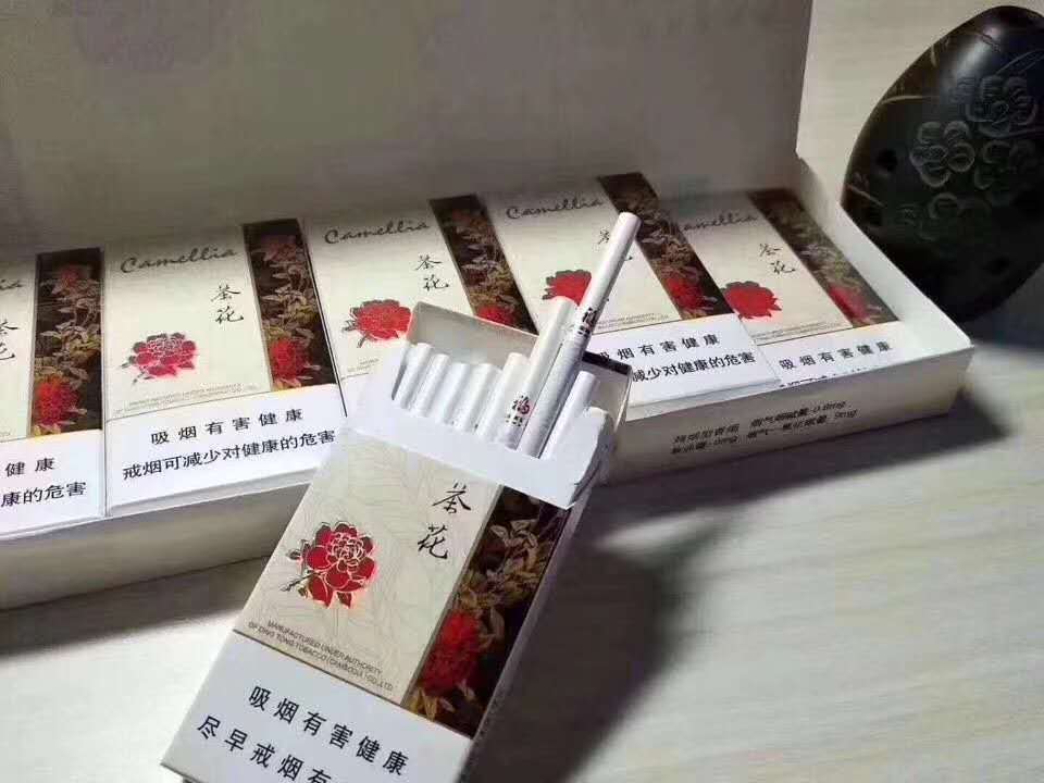 细支茶花:奶白色主题图案硬盒包装,白色过滤烟嘴,细支烤烟型香烟.